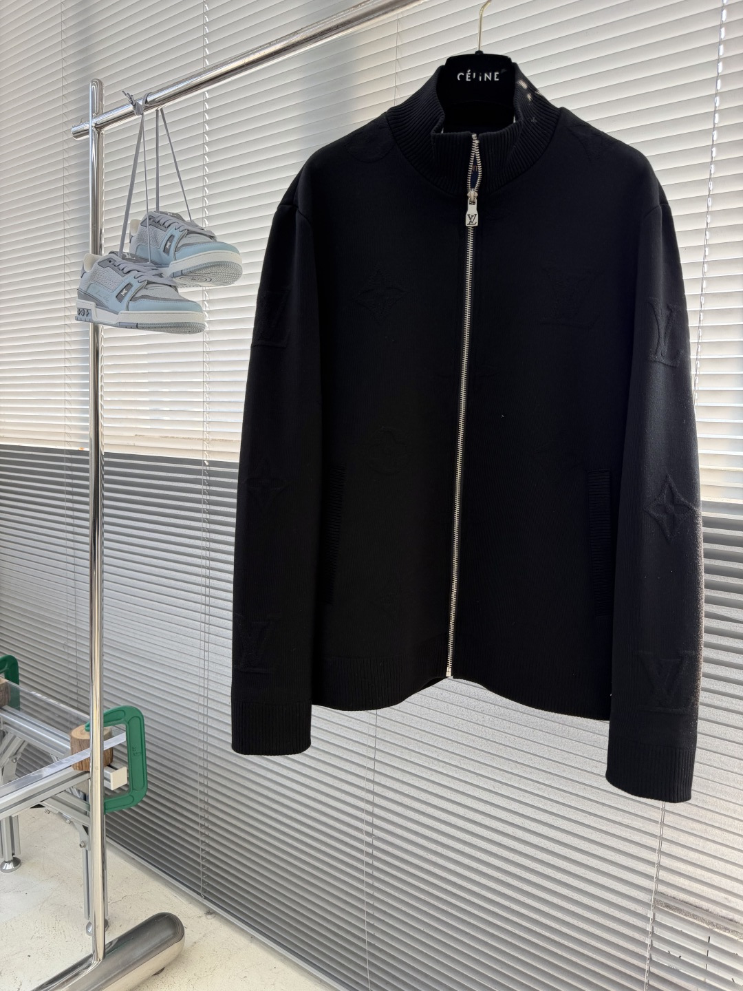 -驴牌     满印老花立领针织夹克外套，秀场新品‼品相非常完美，舒适保暖，三标齐全色泽饱满诱人，非常出彩的设计，轻松将