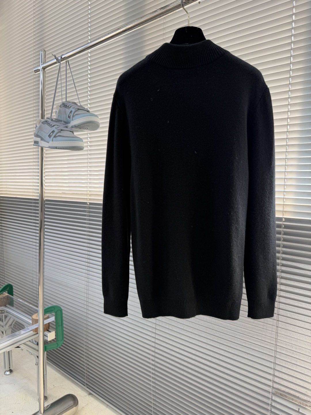-Z ZEGN     绣花细节半开拉链针织毛衣 拉链头上刻了一个Z。 正面，银色金属拉链头的表面，压印了杰尼亚的圆形Z