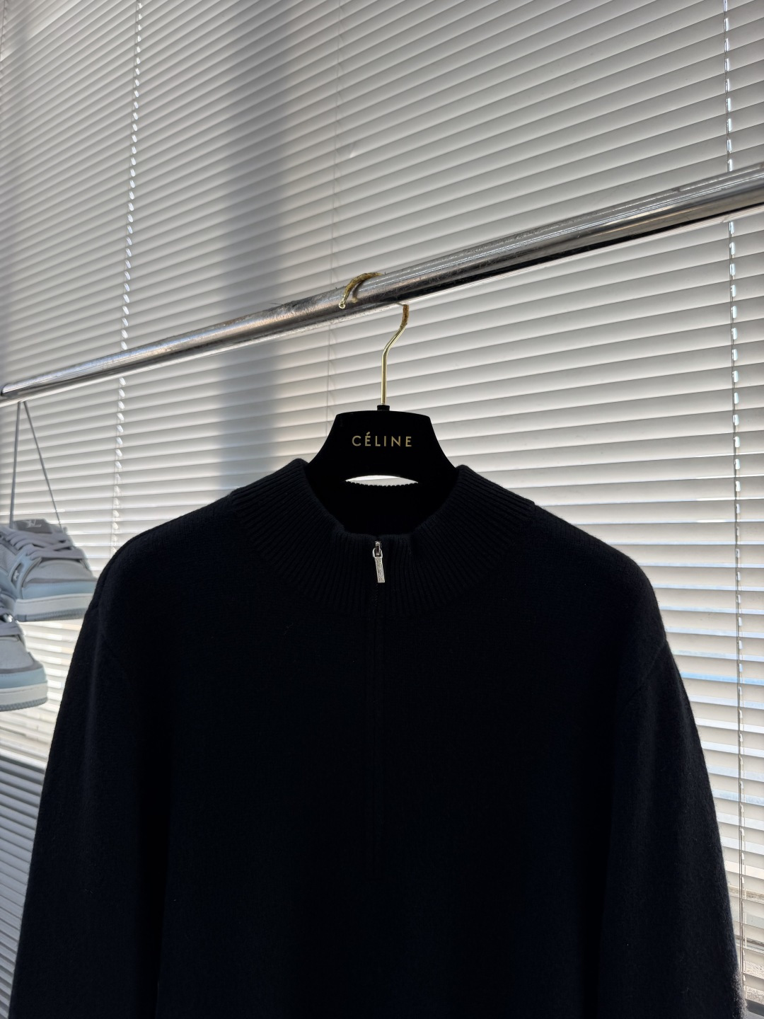 -Loro Piana   半开拉链针织毛衣 拉链拉上是半高领，拉开是V型开衫。一件衣服两种穿法。 整件衣服正面唯一的品