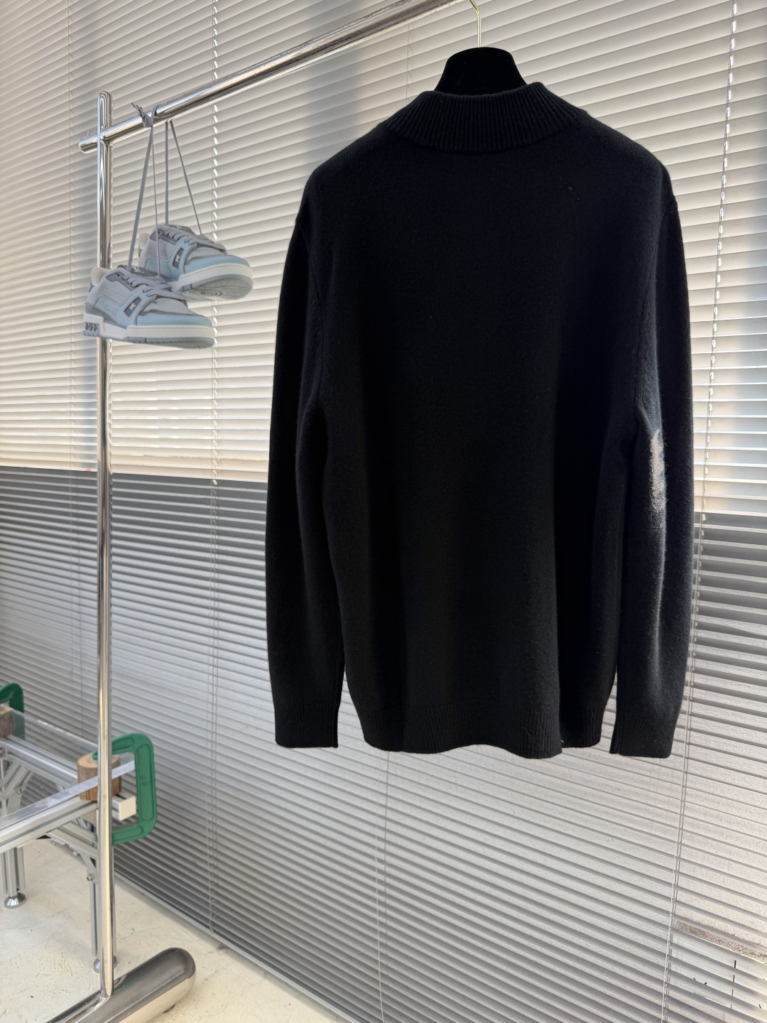 -Loro Piana   半开拉链针织毛衣 拉链拉上是半高领，拉开是V型开衫。一件衣服两种穿法。 整件衣服正面唯一的品