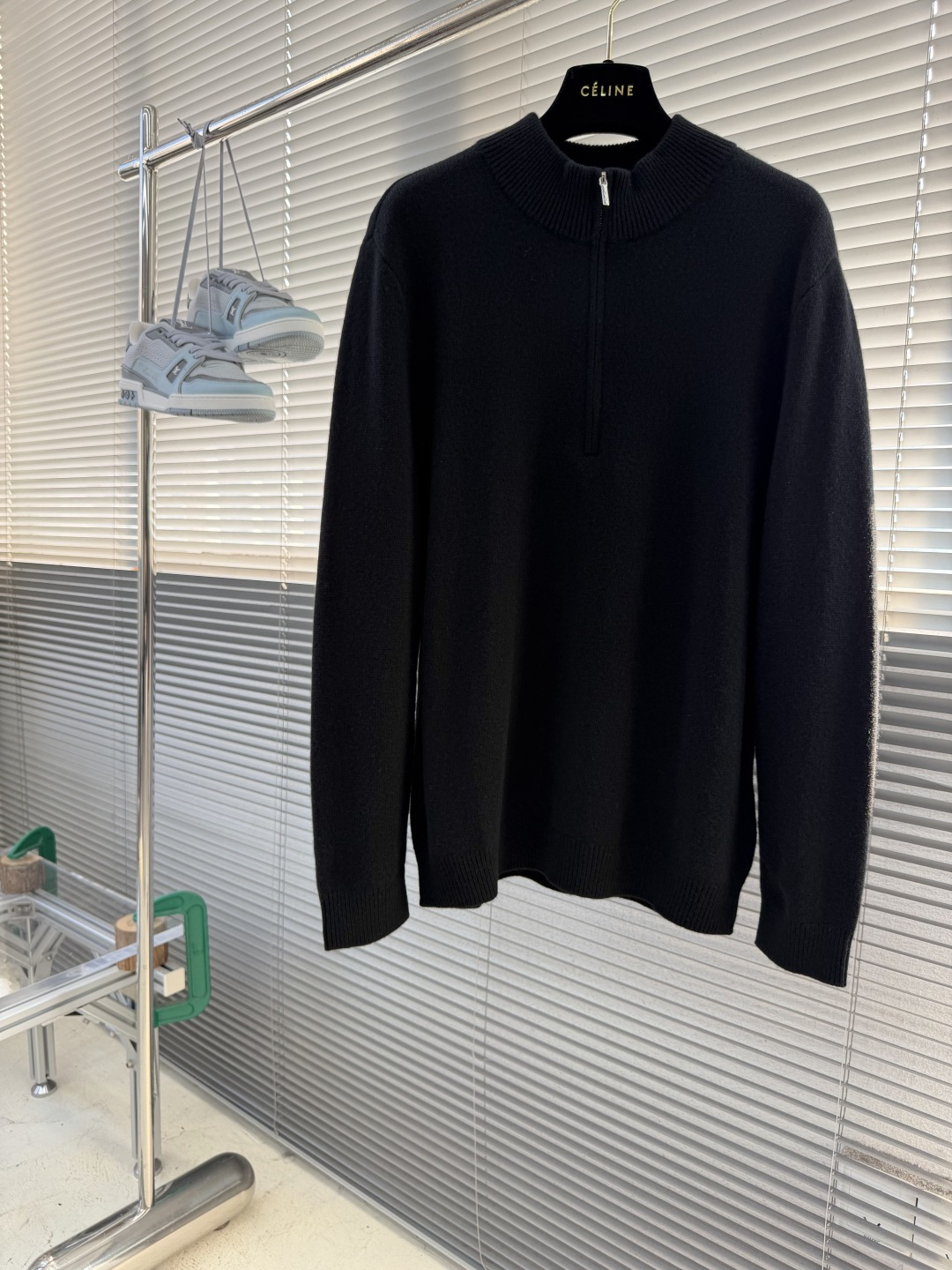 -Loro Piana   半开拉链针织毛衣 拉链拉上是半高领，拉开是V型开衫。一件衣服两种穿法。 整件衣服正面唯一的品