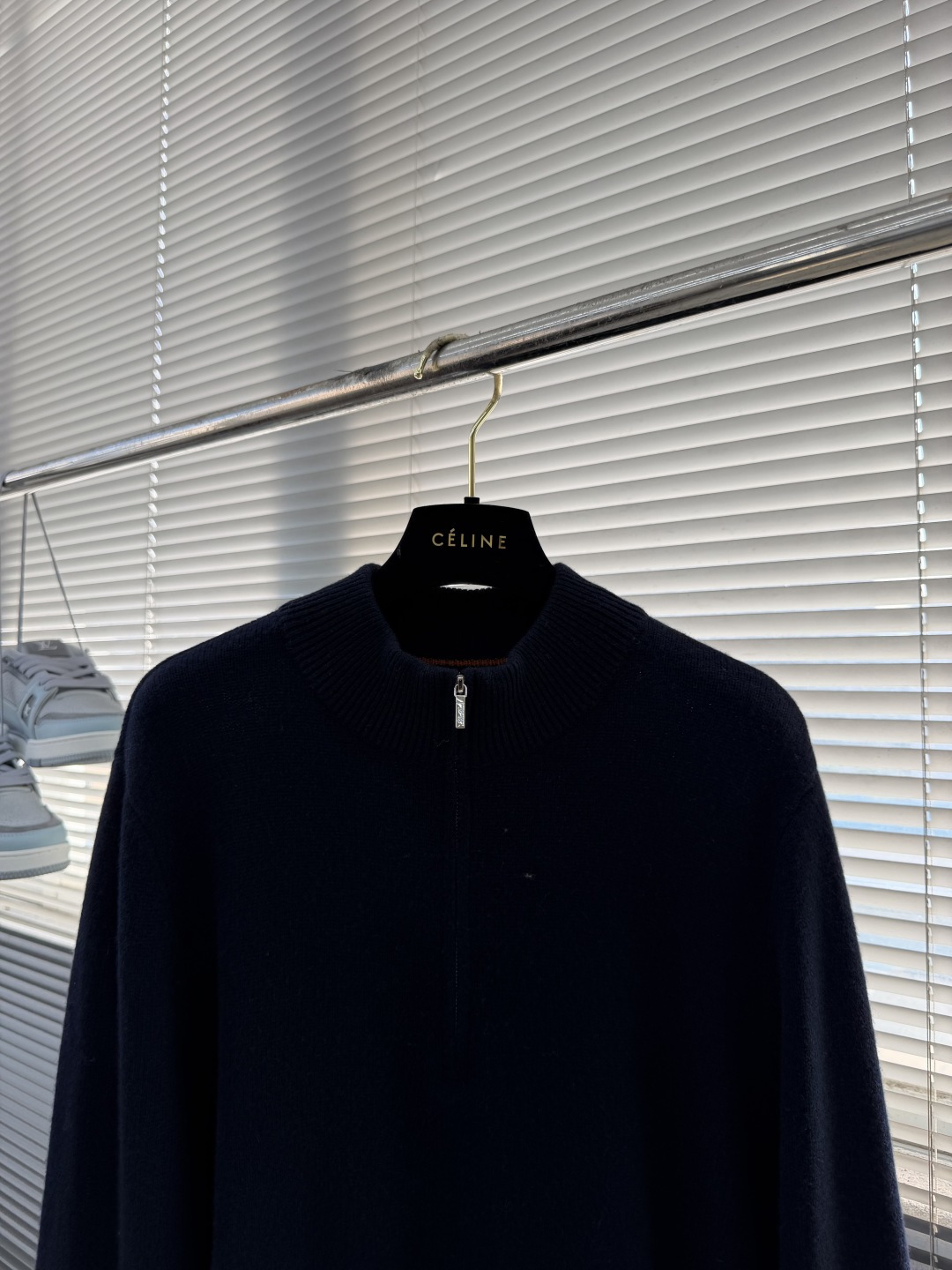-Loro Piana   半开拉链针织毛衣 拉链拉上是半高领，拉开是V型开衫。一件衣服两种穿法。 整件衣服正面唯一的品