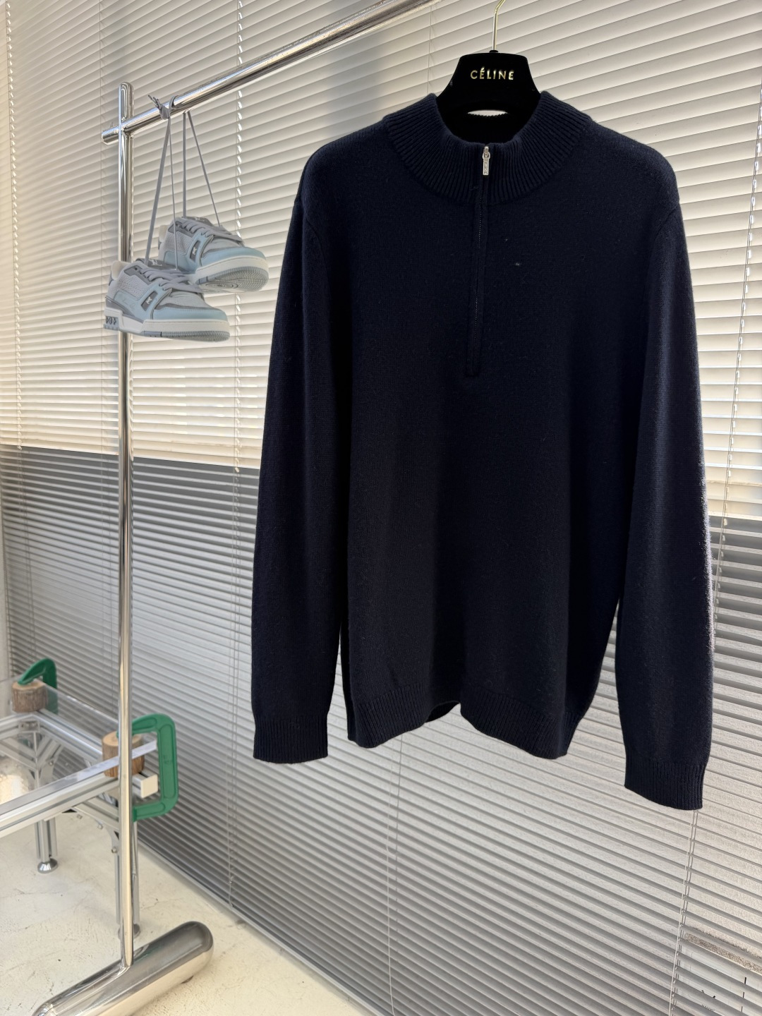 -Loro Piana   半开拉链针织毛衣 拉链拉上是半高领，拉开是V型开衫。一件衣服两种穿法。 整件衣服正面唯一的品