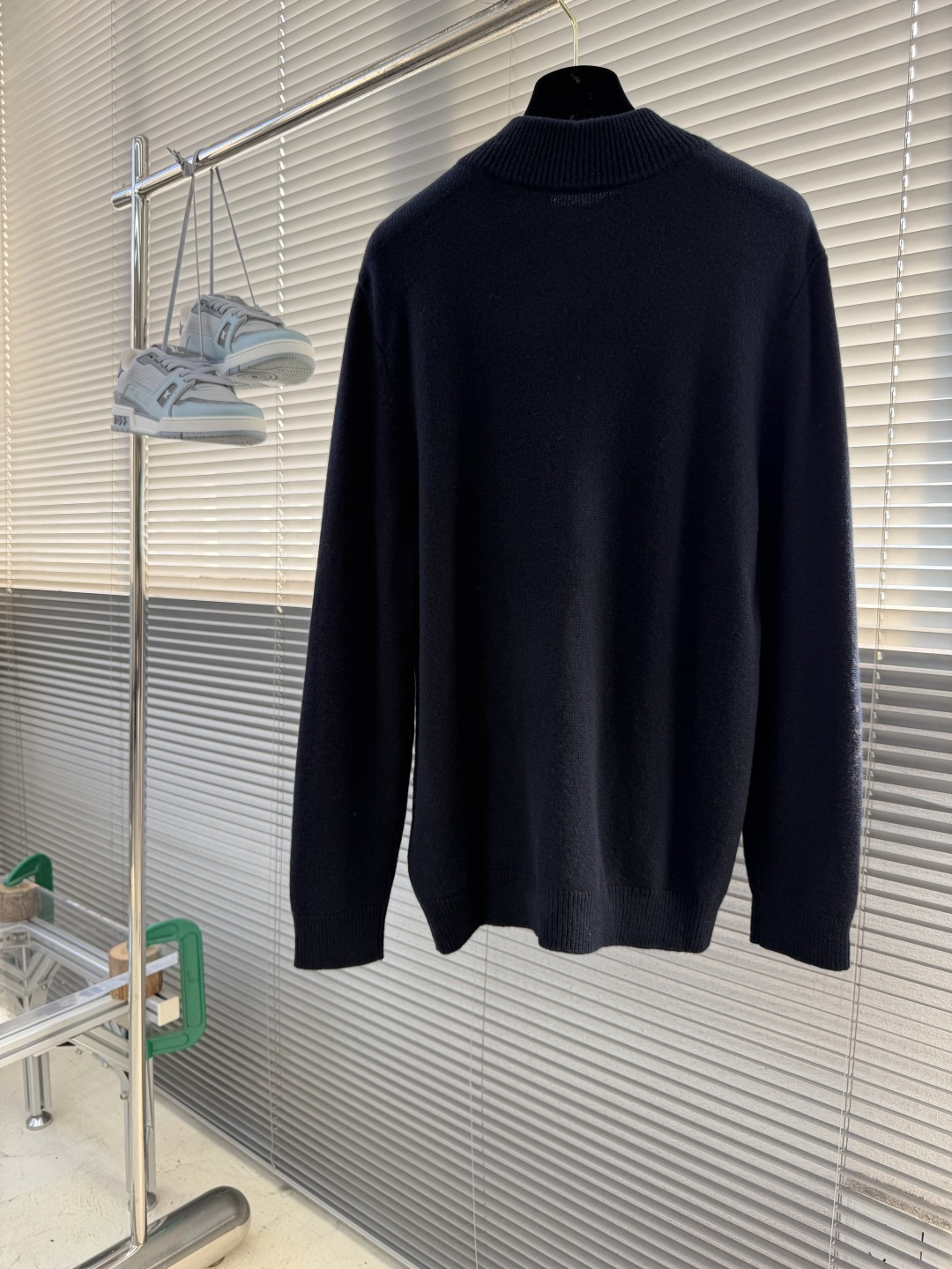 -Loro Piana   半开拉链针织毛衣 拉链拉上是半高领，拉开是V型开衫。一件衣服两种穿法。 整件衣服正面唯一的品