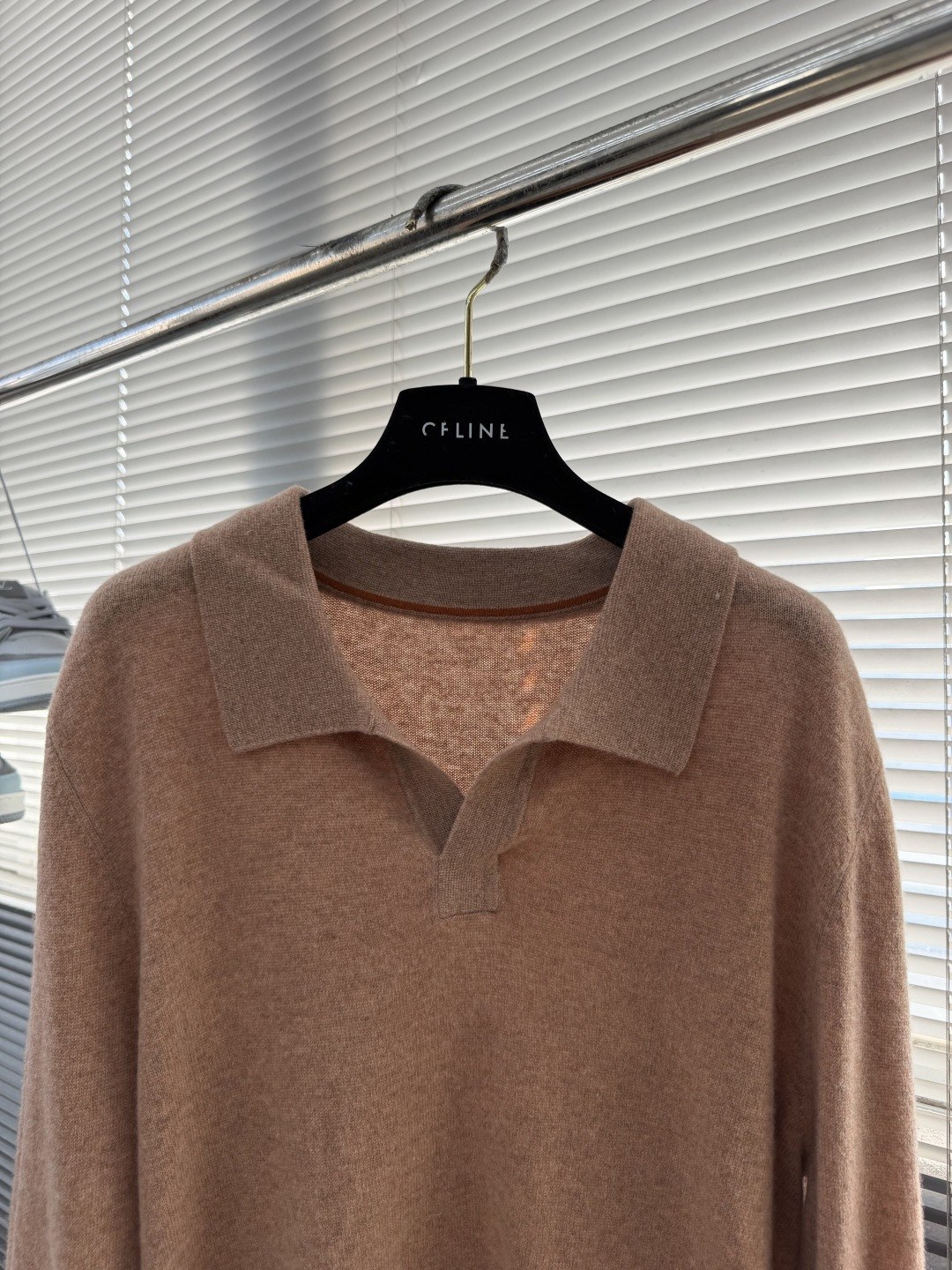 -Loro Piana    海鸥领针织毛衣 领口没有扣子没有拉链没有logo。 两片领面从左右肩部自然向外展开，领尖在