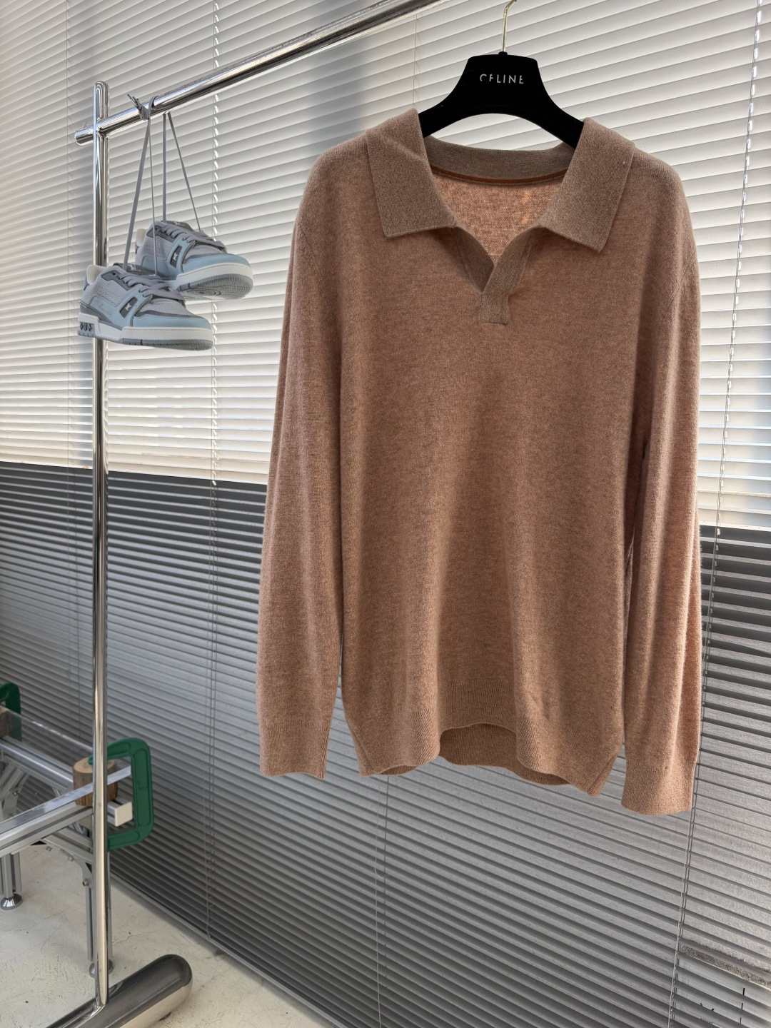 -Loro Piana    海鸥领针织毛衣 领口没有扣子没有拉链没有logo。 两片领面从左右肩部自然向外展开，领尖在