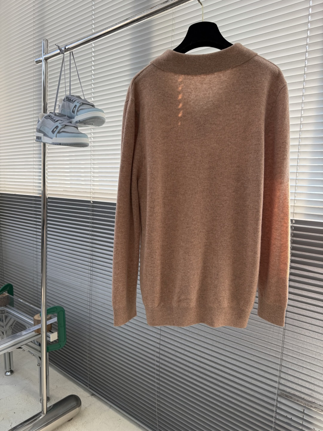 -Loro Piana    海鸥领针织毛衣 领口没有扣子没有拉链没有logo。 两片领面从左右肩部自然向外展开，领尖在