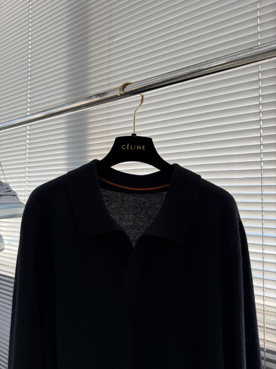 -Loro Piana 海鸥领针织毛衣 领口没有扣子没有拉链没有logo。 两片领面从左右肩部自然向外展开,领尖在 -Loro Piana 海鸥领针织毛衣 领口没有扣子没有拉链没有logo。 两片领面从左右肩部自然向外展开,领尖在