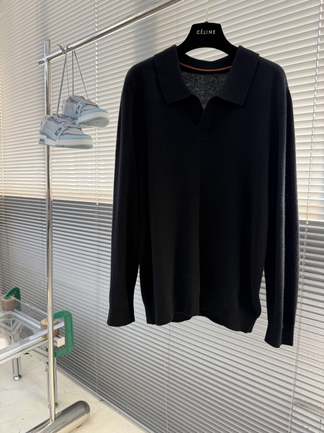 -Loro Piana    海鸥领针织毛衣 领口没有扣子没有拉链没有logo。 两片领面从左右肩部自然向外展开，领尖在