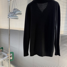 -Loro Piana 海鸥领针织毛衣 领口没有扣子没有拉链没有logo。 两片领面从左右肩部自然向外展开,领尖在 -Loro Piana 海鸥领针织毛衣 领口没有扣子没有拉链没有logo。 两片领面从左右肩部自然向外展开,领尖在
