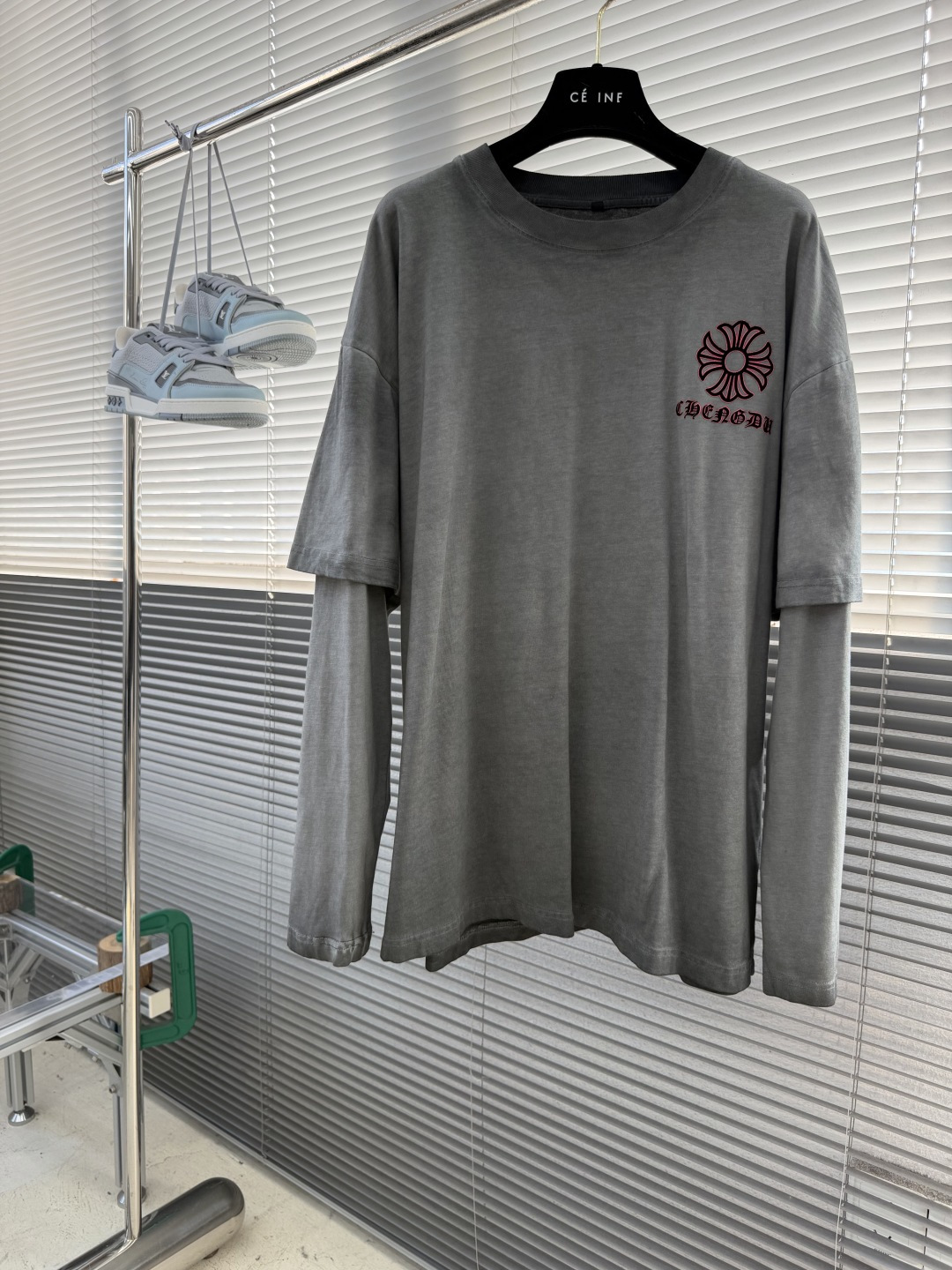 -CH 克罗心     城市限定假两件长袖T 袖子是两层的。 外层是一截短袖袖管，从肩部延伸到大臂中段就收了口。内层是一