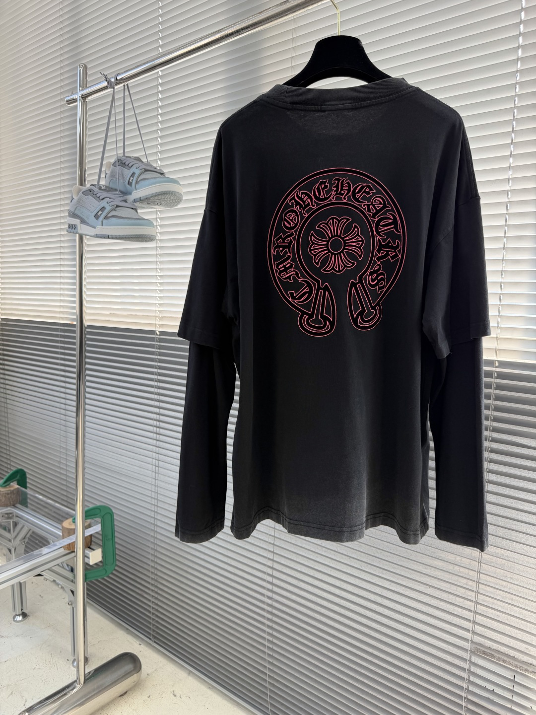 -CH 克罗心 城市限定假两件长袖T 袖子是两层的。 外层是一截短袖袖管,从肩部延伸到大臂中段就收了口。内层是一 -CH 克罗心 城市限定假两件长袖T 袖子是两层的。 外层是一截短袖袖管,从肩部延伸到大臂中段就收了口。内层是一