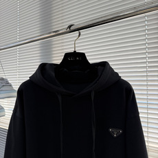 -PRAD 经典倒三角标连帽卫衣 整件衣服正面只有一个东西。 一个巴掌不到的倒三角形,缝在左胸偏上的位置。不凑近 -PRAD 经典倒三角标连帽卫衣 整件衣服正面只有一个东西。 一个巴掌不到的倒三角形,缝在左胸偏上的位置。不凑近