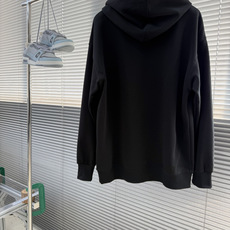-PRAD 经典倒三角标连帽卫衣 整件衣服正面只有一个东西。 一个巴掌不到的倒三角形,缝在左胸偏上的位置。不凑近 -PRAD 经典倒三角标连帽卫衣 整件衣服正面只有一个东西。 一个巴掌不到的倒三角形,缝在左胸偏上的位置。不凑近
