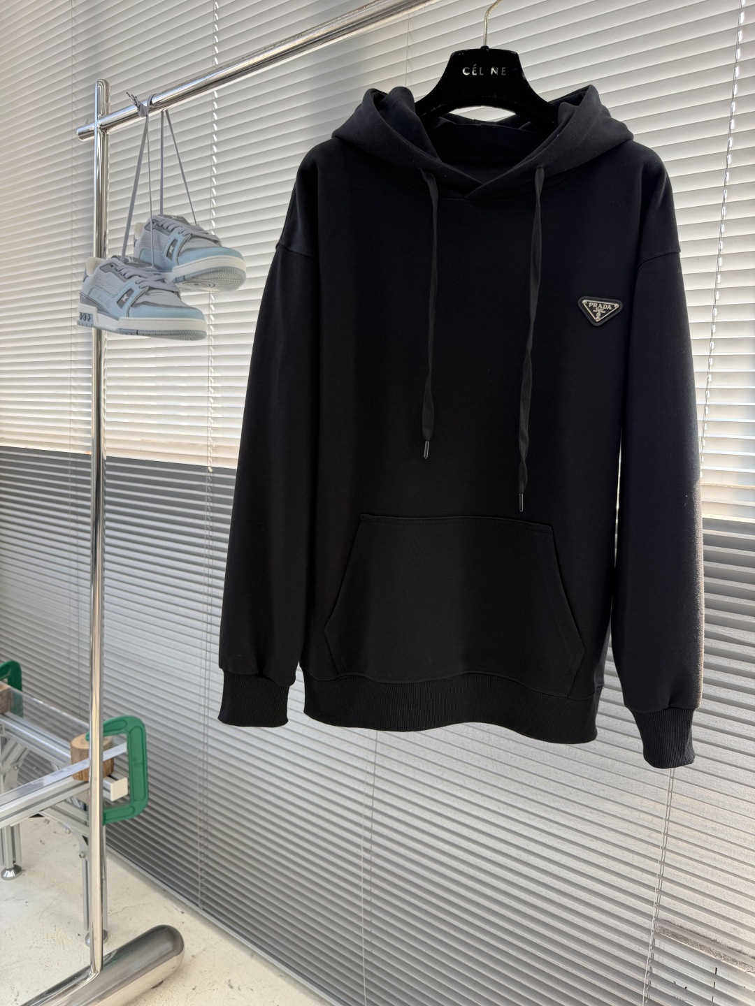 -PRAD     经典倒三角标连帽卫衣 整件衣服正面只有一个东西。 一个巴掌不到的倒三角形，缝在左胸偏上的位置。不凑近