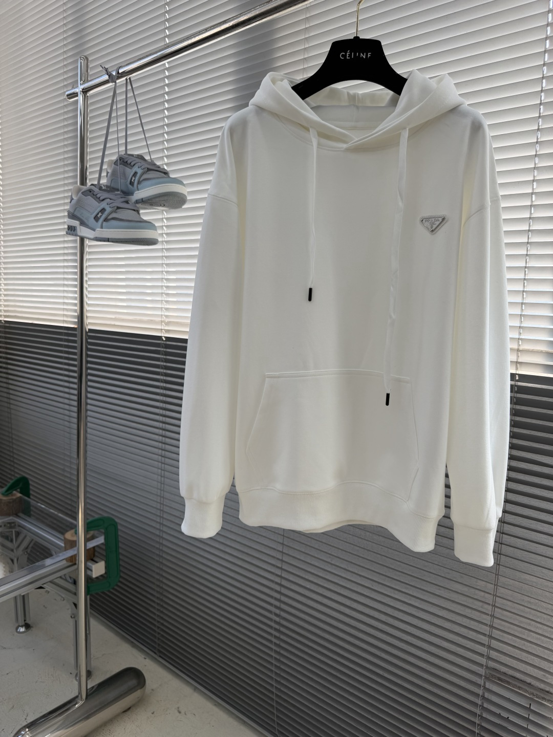 -PRAD     经典倒三角标连帽卫衣 整件衣服正面只有一个东西。 一个巴掌不到的倒三角形，缝在左胸偏上的位置。不凑近