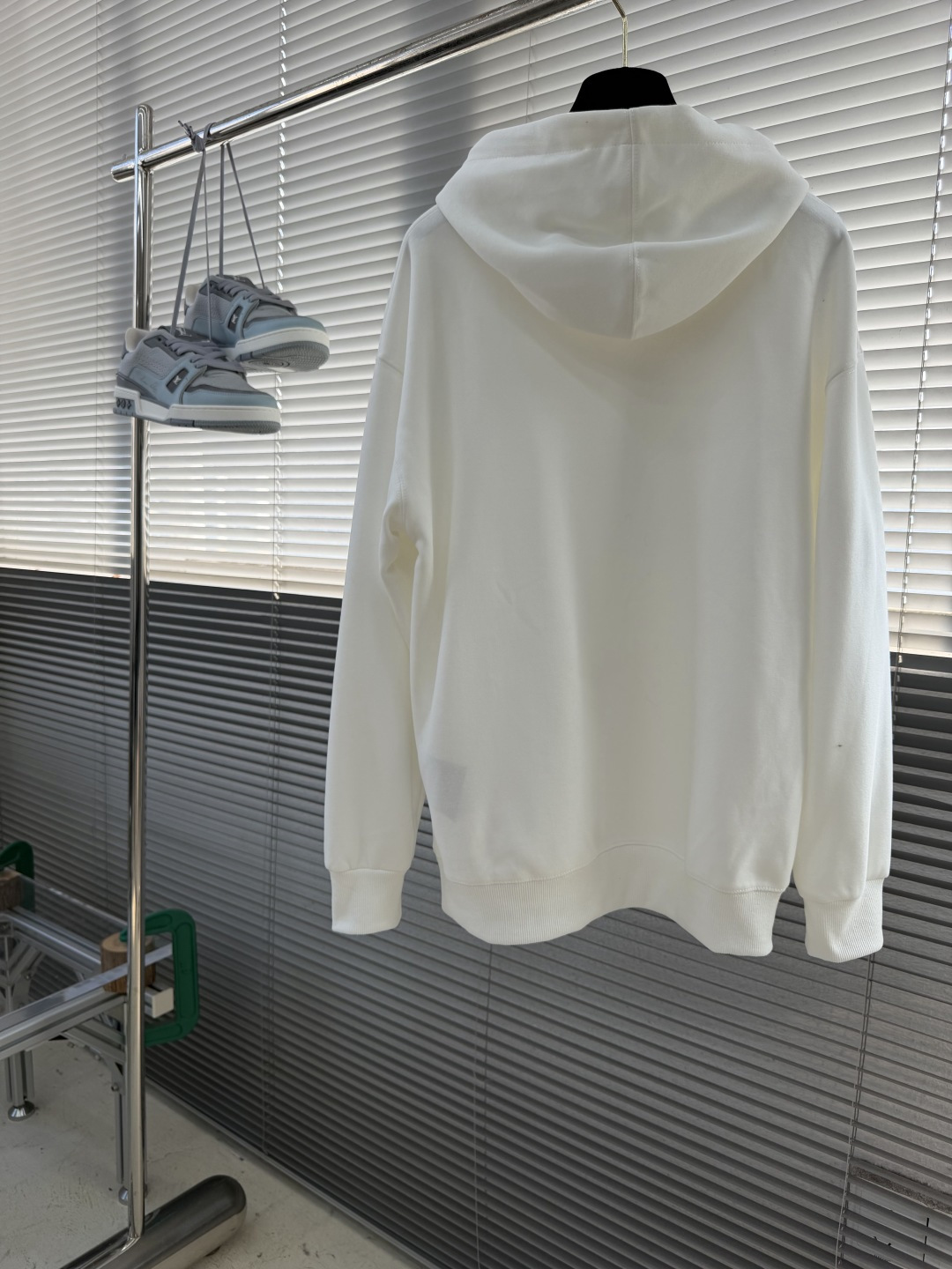 -PRAD 经典倒三角标连帽卫衣 整件衣服正面只有一个东西。 一个巴掌不到的倒三角形,缝在左胸偏上的位置。不凑近 -PRAD 经典倒三角标连帽卫衣 整件衣服正面只有一个东西。 一个巴掌不到的倒三角形,缝在左胸偏上的位置。不凑近