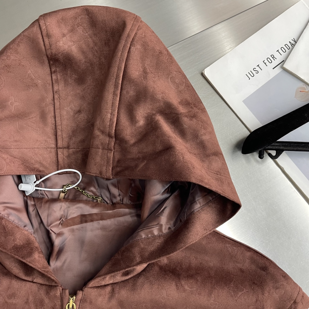 -驴牌     26fw Monogram满印压花绒面皮革连帽衫 定制麂皮科技绒面压纹面料 粘胶混纺精梳棉里布 布匹压花