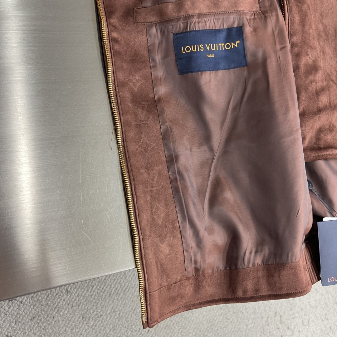 -驴牌     26fw Monogram满印压花绒面皮革连帽衫 定制麂皮科技绒面压纹面料 粘胶混纺精梳棉里布 布匹压花