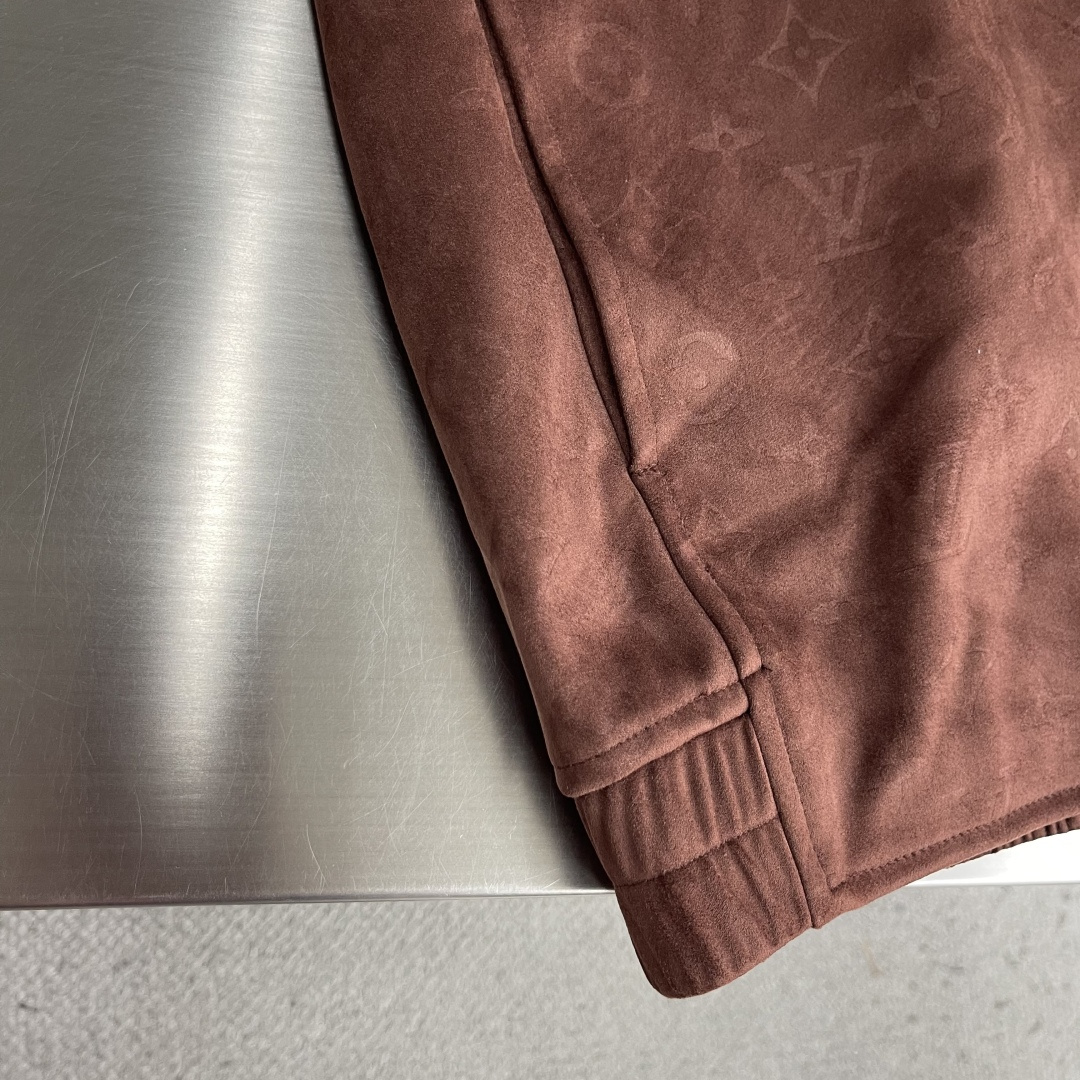-驴牌     26fw Monogram满印压花绒面皮革连帽衫 定制麂皮科技绒面压纹面料 粘胶混纺精梳棉里布 布匹压花
