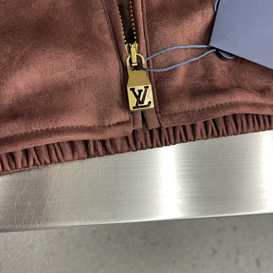 -驴牌     26fw Monogram满印压花绒面皮革连帽衫 定制麂皮科技绒面压纹面料 粘胶混纺精梳棉里布 布匹压花
