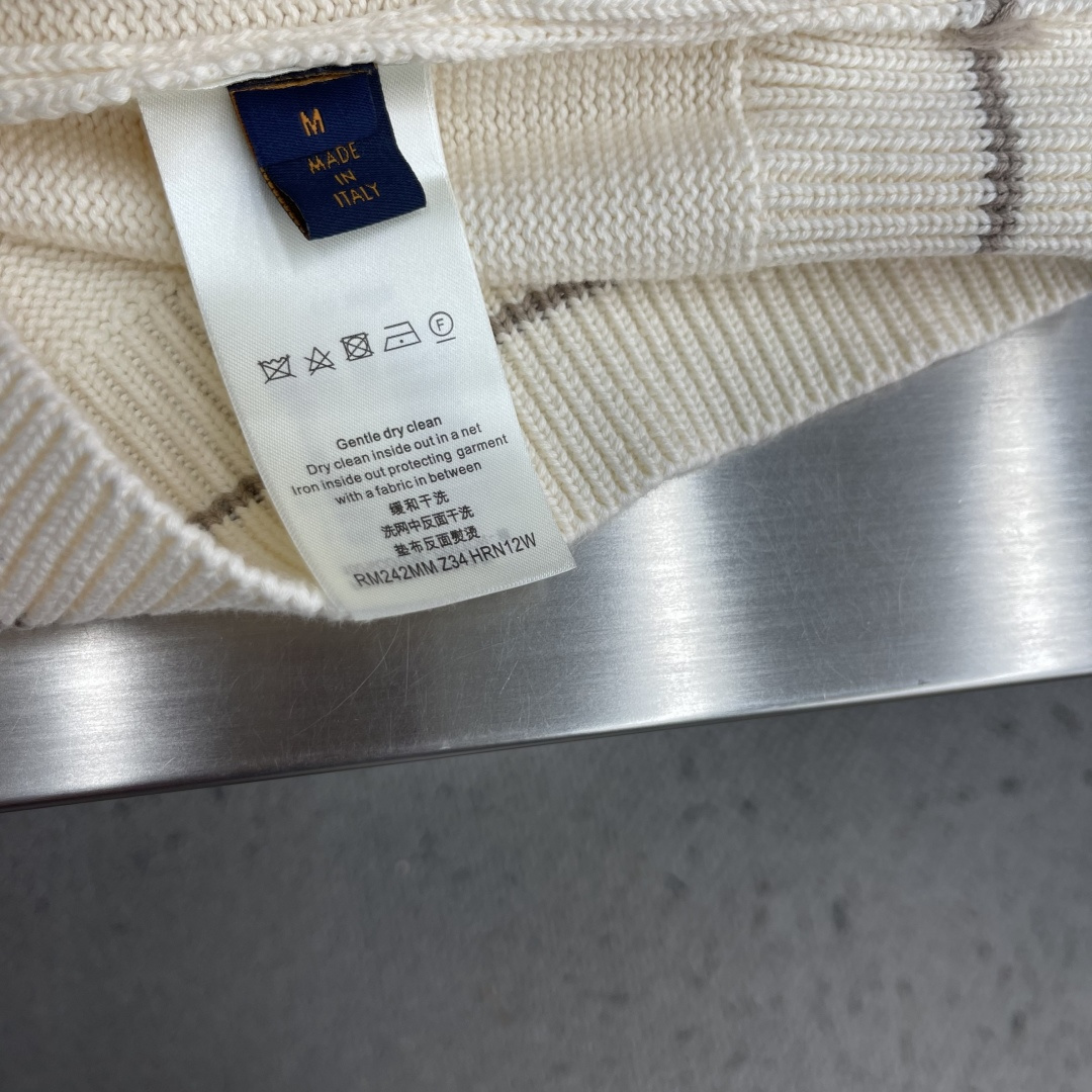 -驴牌     绞花刺绣标识针织衫 采用30%羊毛，15%羊绒，55%羊毛。 刺绣采用3D立体刺绣，以品牌字母做为点缀，