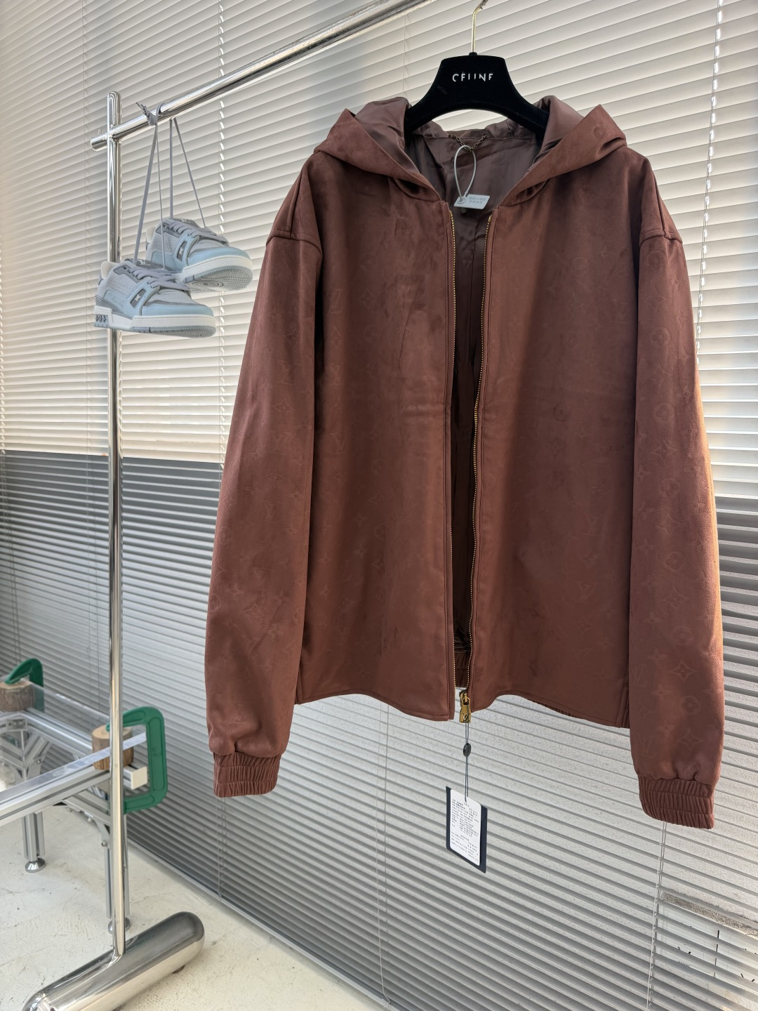 -驴牌     26fw Monogram满印压花绒面皮革连帽衫 定制麂皮科技绒面压纹面料 粘胶混纺精梳棉里布 布匹压花