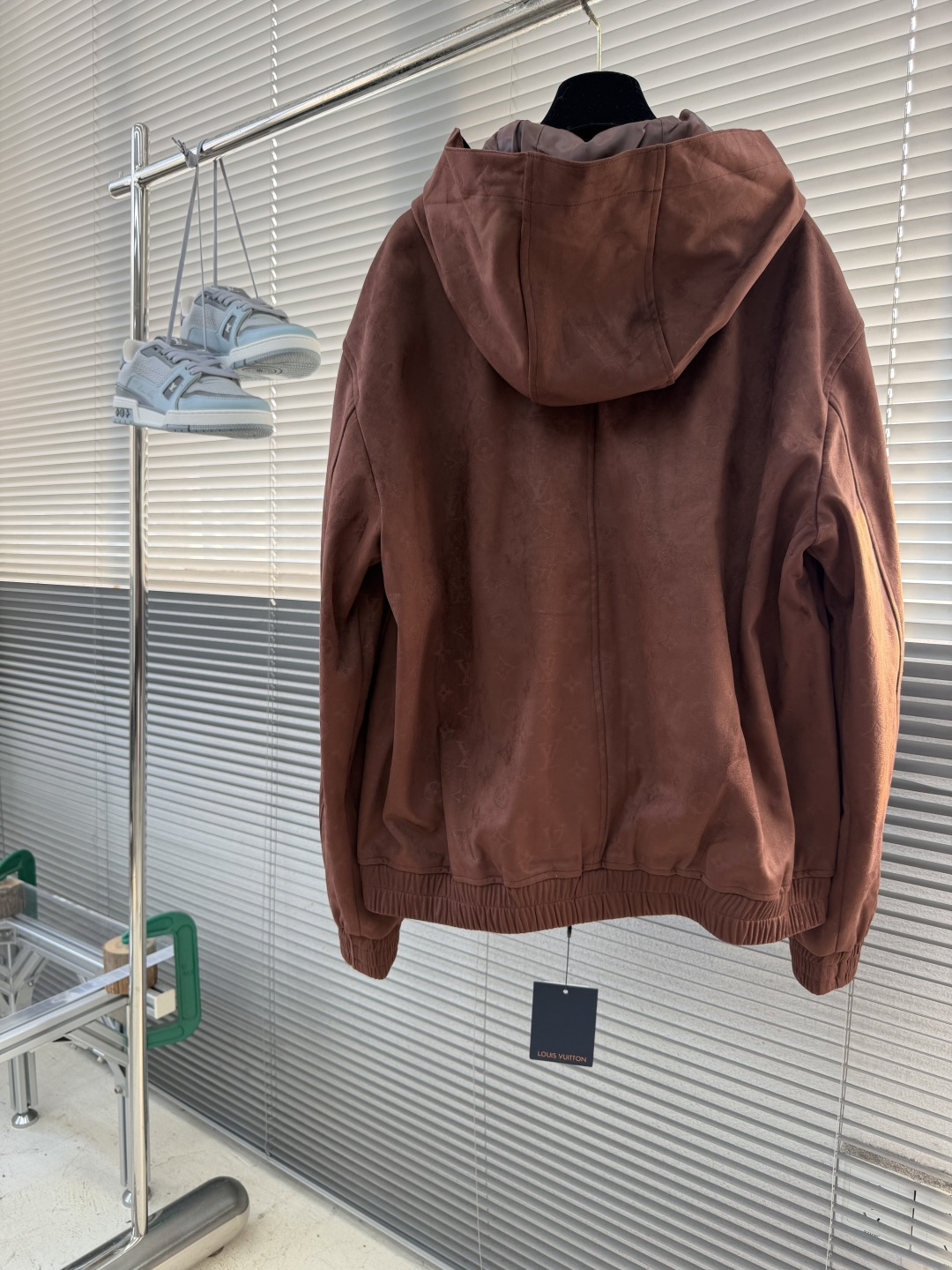 -驴牌     26fw Monogram满印压花绒面皮革连帽衫 定制麂皮科技绒面压纹面料 粘胶混纺精梳棉里布 布匹压花