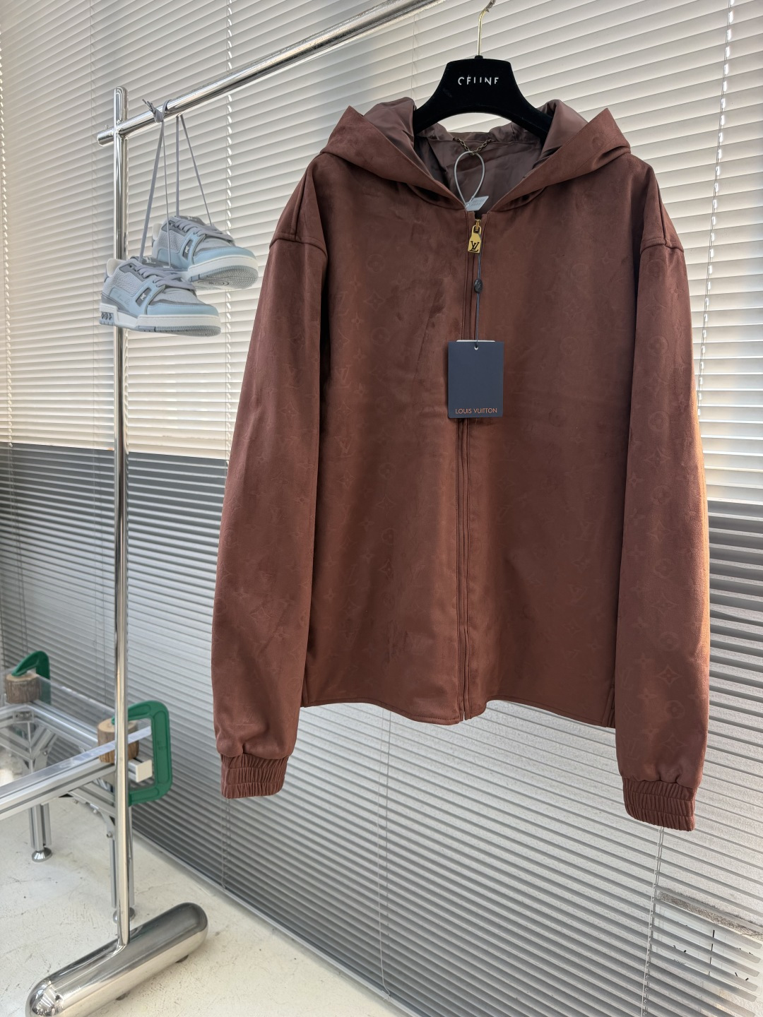 -驴牌     26fw Monogram满印压花绒面皮革连帽衫 定制麂皮科技绒面压纹面料 粘胶混纺精梳棉里布 布匹压花