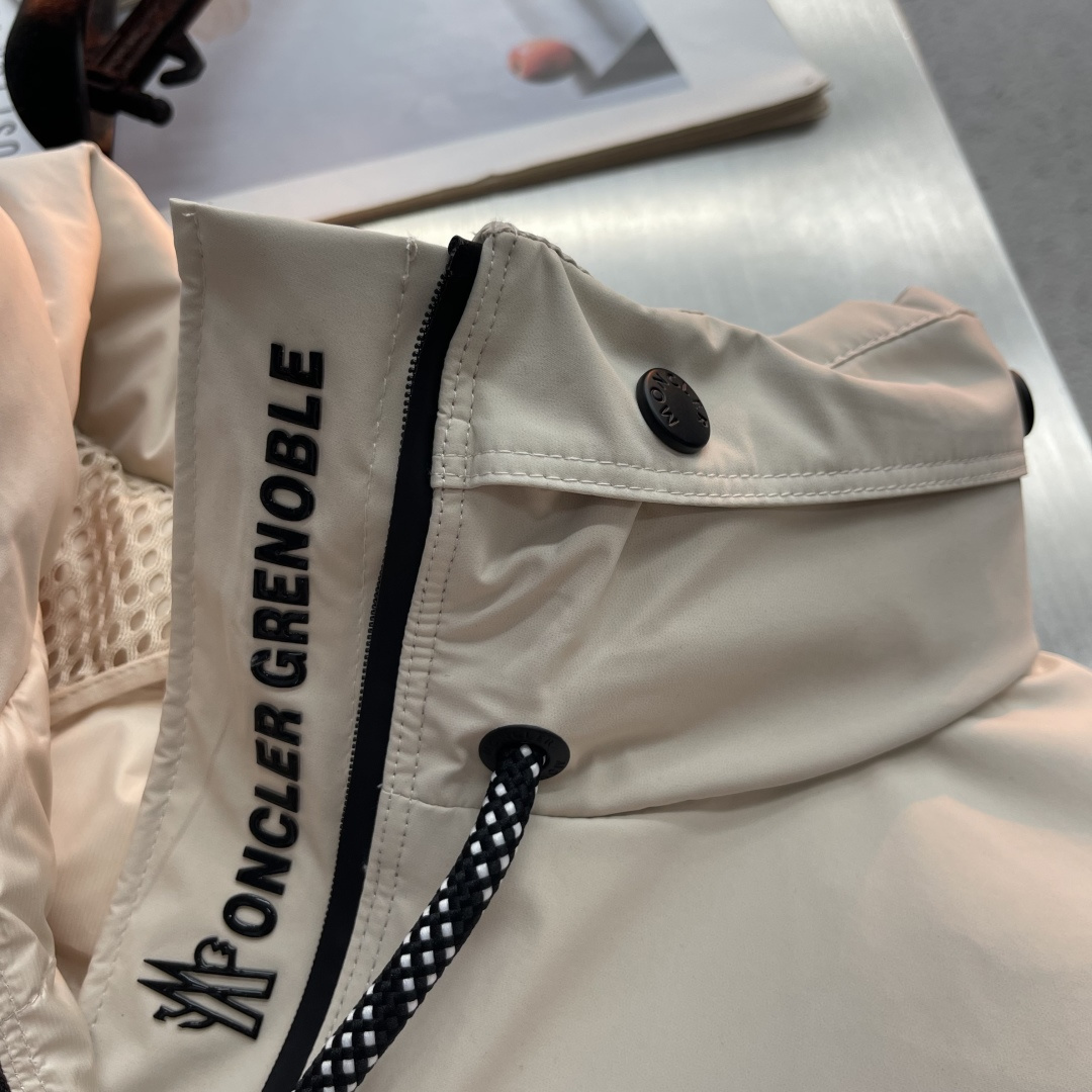 -mon Grenoble Day-Namic系列女款羽绒服 后背正中有一个灰色三角形标牌。 不是绣的不是贴的,是 -mon Grenoble Day-Namic系列女款羽绒服 后背正中有一个灰色三角形标牌。 不是绣的不是贴的,是