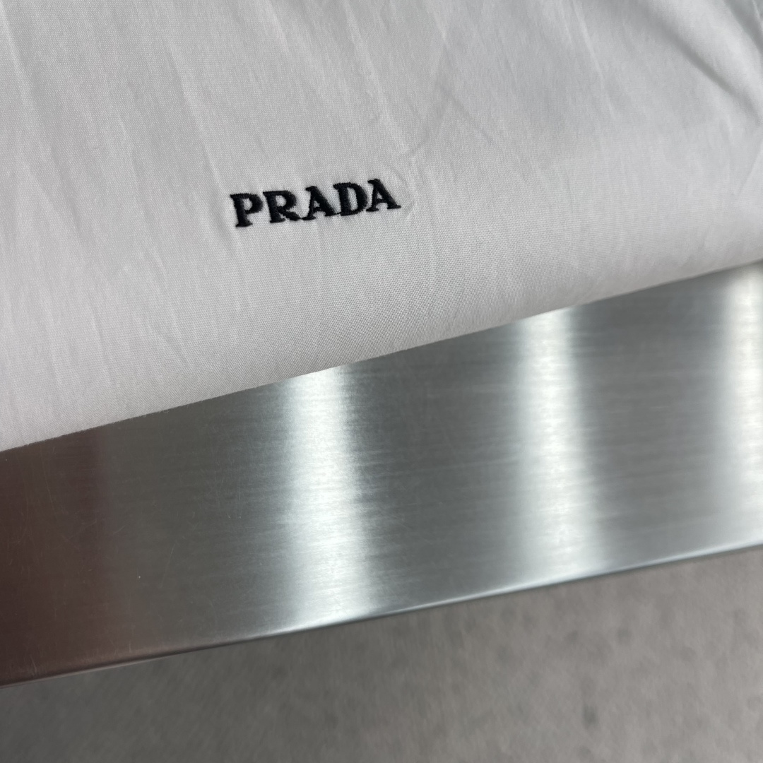 -PRAD 黑白两色府绸衬衫 胸口绣了五个字母。PRAD*。黑色款是黑线绣黑底,白色款是黑线绣白底。白色款远看 -PRAD 黑白两色府绸衬衫 胸口绣了五个字母。PRAD*。黑色款是黑线绣黑底,白色款是黑线绣白底。白色款远看