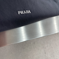 -PRAD 黑白两色府绸衬衫 胸口绣了五个字母。PRAD*。黑色款是黑线绣黑底,白色款是黑线绣白底。白色款远看 -PRAD 黑白两色府绸衬衫 胸口绣了五个字母。PRAD*。黑色款是黑线绣黑底,白色款是黑线绣白底。白色款远看