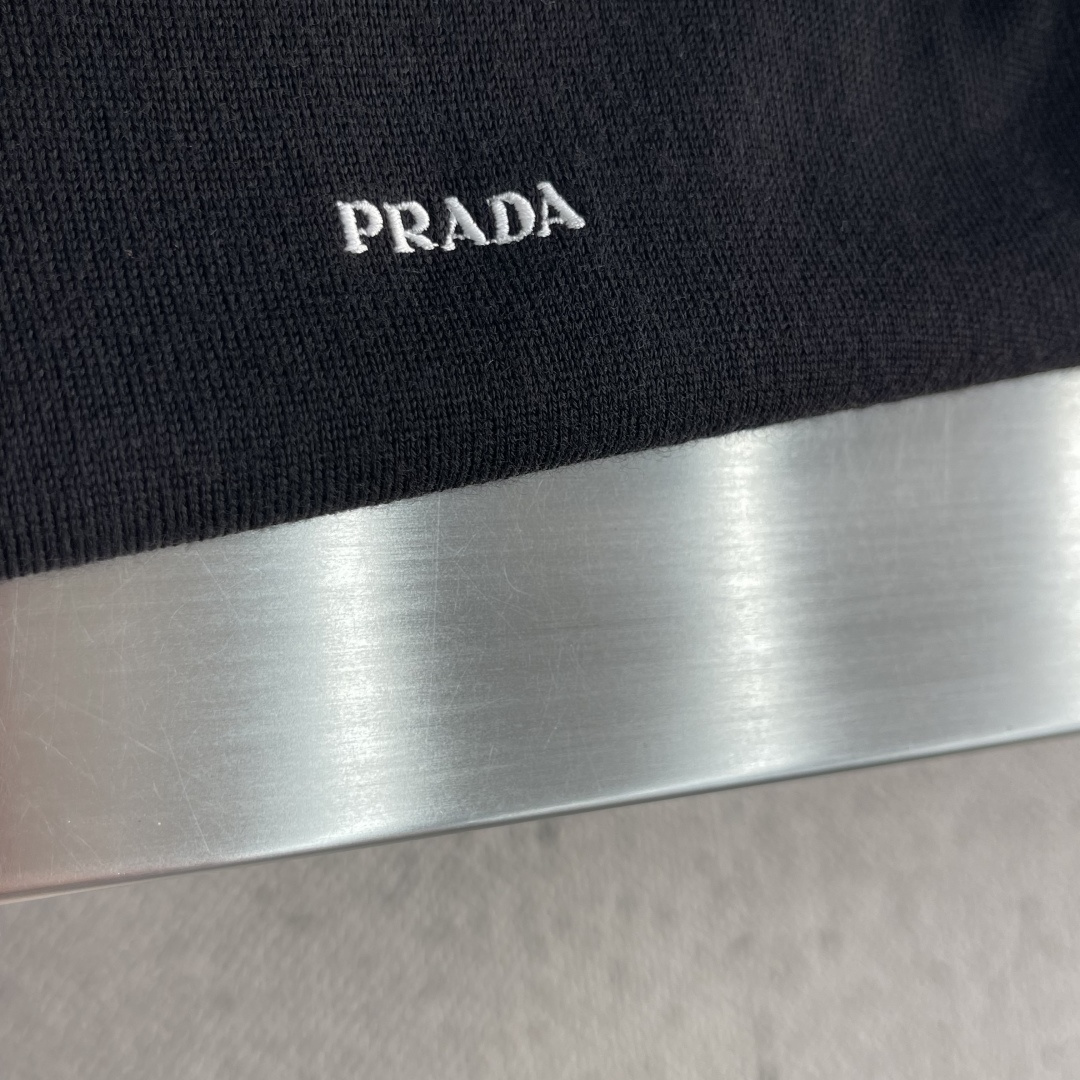 -PRAD 黑色100%精细羊毛圆领针织衫 胸口绣了五个字母,用的不是同色线。PRAD*。银灰色丝线绣在黑色面料 -PRAD 黑色100%精细羊毛圆领针织衫 胸口绣了五个字母,用的不是同色线。PRAD*。银灰色丝线绣在黑色面料