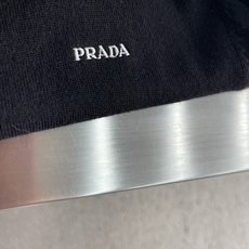 -PRAD 黑色100%精细羊毛V领开衫 胸口绣了五个字母,白色丝线绣在黑色底上。 PRAD*。远看像一小块反光 -PRAD 黑色100%精细羊毛V领开衫 胸口绣了五个字母,白色丝线绣在黑色底上。 PRAD*。远看像一小块反光