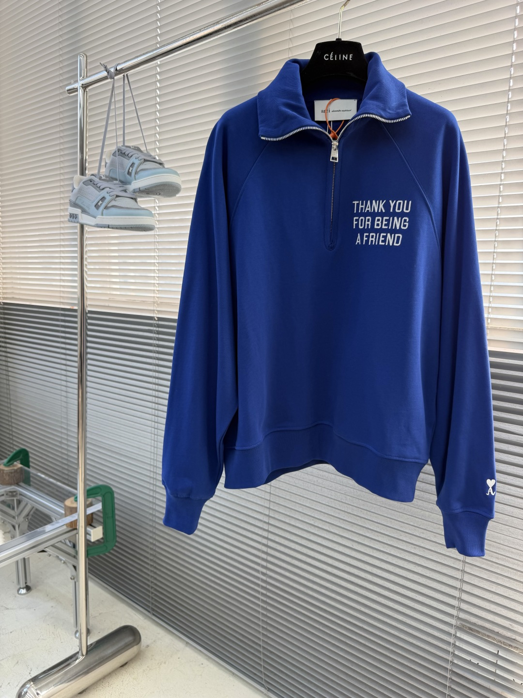 -Ami Paris    爱心刺绣半拉链卫衣 定制定染缂序厚织有机棉毛圈料 丰盈蓬松 软糯蓄温 邃耀宝蓝覆裹衣身 高饱