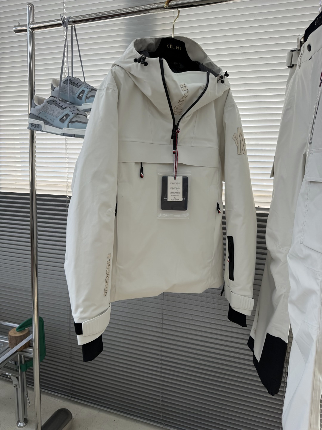 -Moncle* Grenoble黑白两色套头滑雪羽绒外套 一件套头穿的羽绒服。 没有从领口拉到下摆的长拉链。没有 -Moncle* Grenoble黑白两色套头滑雪羽绒外套 一件套头穿的羽绒服。 没有从领口拉到下摆的长拉链。没有
