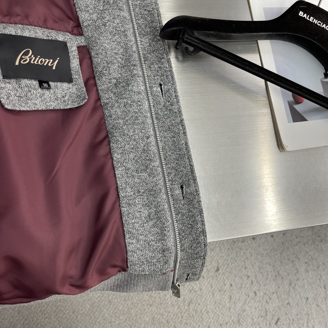 -Brioni 经典意式羊毛混纺休闲棒球夹克 面料与配置:面料采用54.7%腈纶+30.2%聚酯纤维+9.7%锦 -Brioni 经典意式羊毛混纺休闲棒球夹克 面料与配置:面料采用54.7%腈纶+30.2%聚酯纤维+9.7%锦