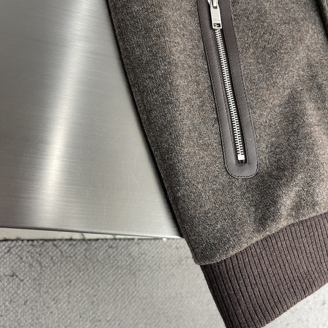 -Brioni 经典意式羊毛混纺休闲棒球夹克 面料与配置:面料采用54.7%腈纶+30.2%聚酯纤维+9.7%锦 -Brioni 经典意式羊毛混纺休闲棒球夹克 面料与配置:面料采用54.7%腈纶+30.2%聚酯纤维+9.7%锦