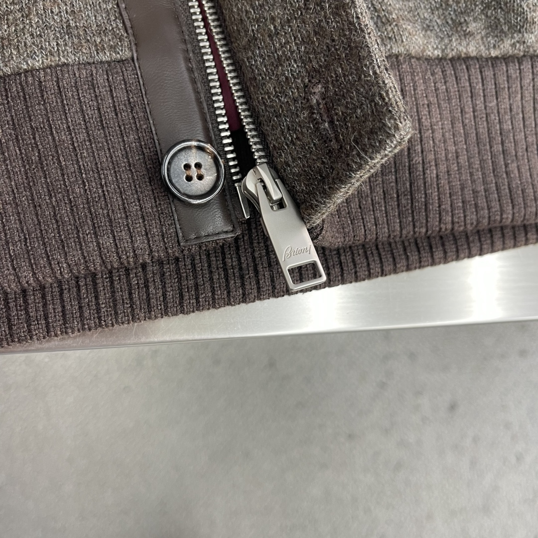 -Brioni 经典意式羊毛混纺休闲棒球夹克 面料与配置:面料采用54.7%腈纶+30.2%聚酯纤维+9.7%锦 -Brioni 经典意式羊毛混纺休闲棒球夹克 面料与配置:面料采用54.7%腈纶+30.2%聚酯纤维+9.7%锦