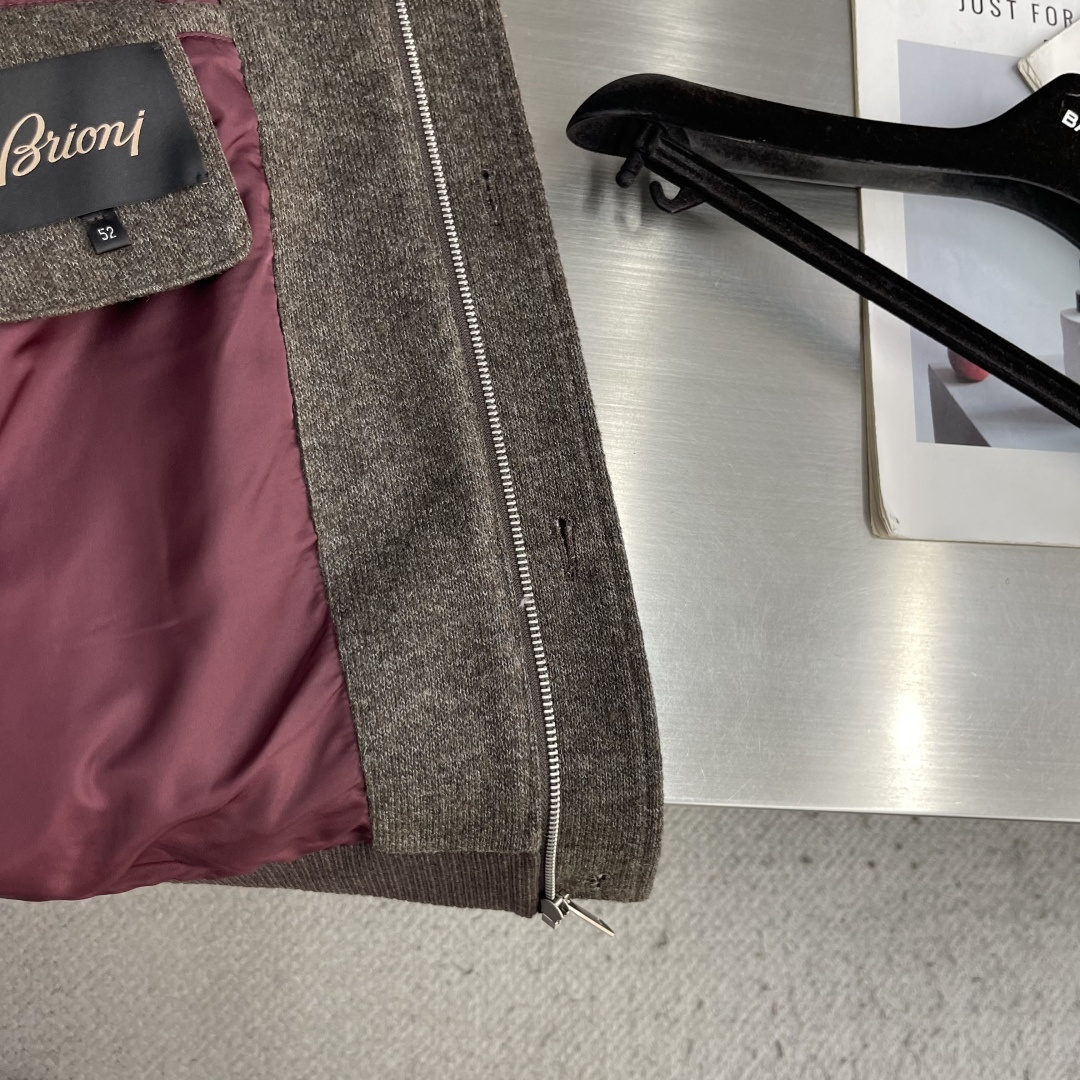 -Brioni 经典意式羊毛混纺休闲棒球夹克 面料与配置:面料采用54.7%腈纶+30.2%聚酯纤维+9.7%锦 -Brioni 经典意式羊毛混纺休闲棒球夹克 面料与配置:面料采用54.7%腈纶+30.2%聚酯纤维+9.7%锦