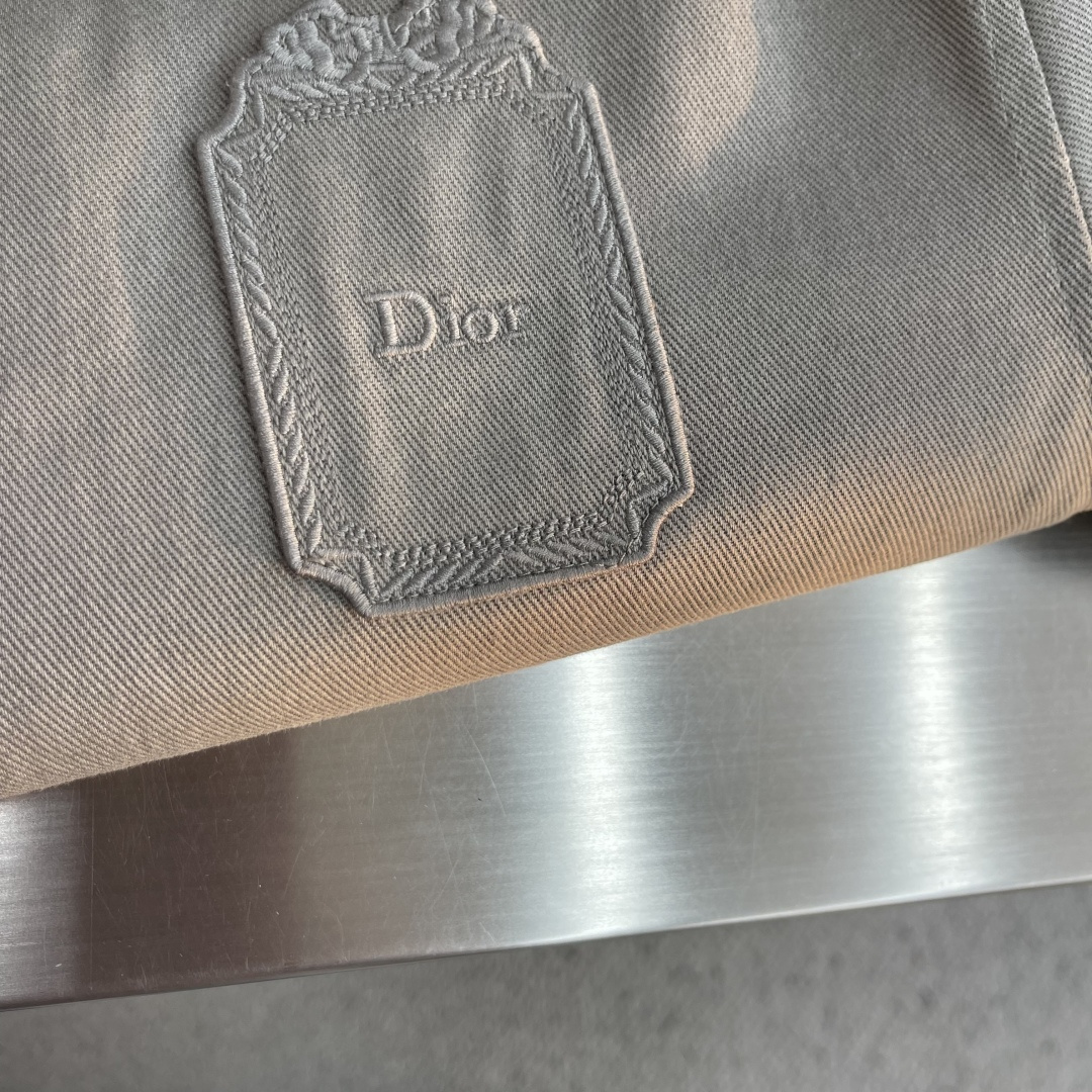 -Dio 26FW棉质华达呢刺绣Logo夹克外套 定染100%精疏棉布面料370克 进口刺绣 面料酵洗 1:1订制 -Dio 26FW棉质华达呢刺绣Logo夹克外套 定染100%精疏棉布面料370克 进口刺绣 面料酵洗 1:1订制