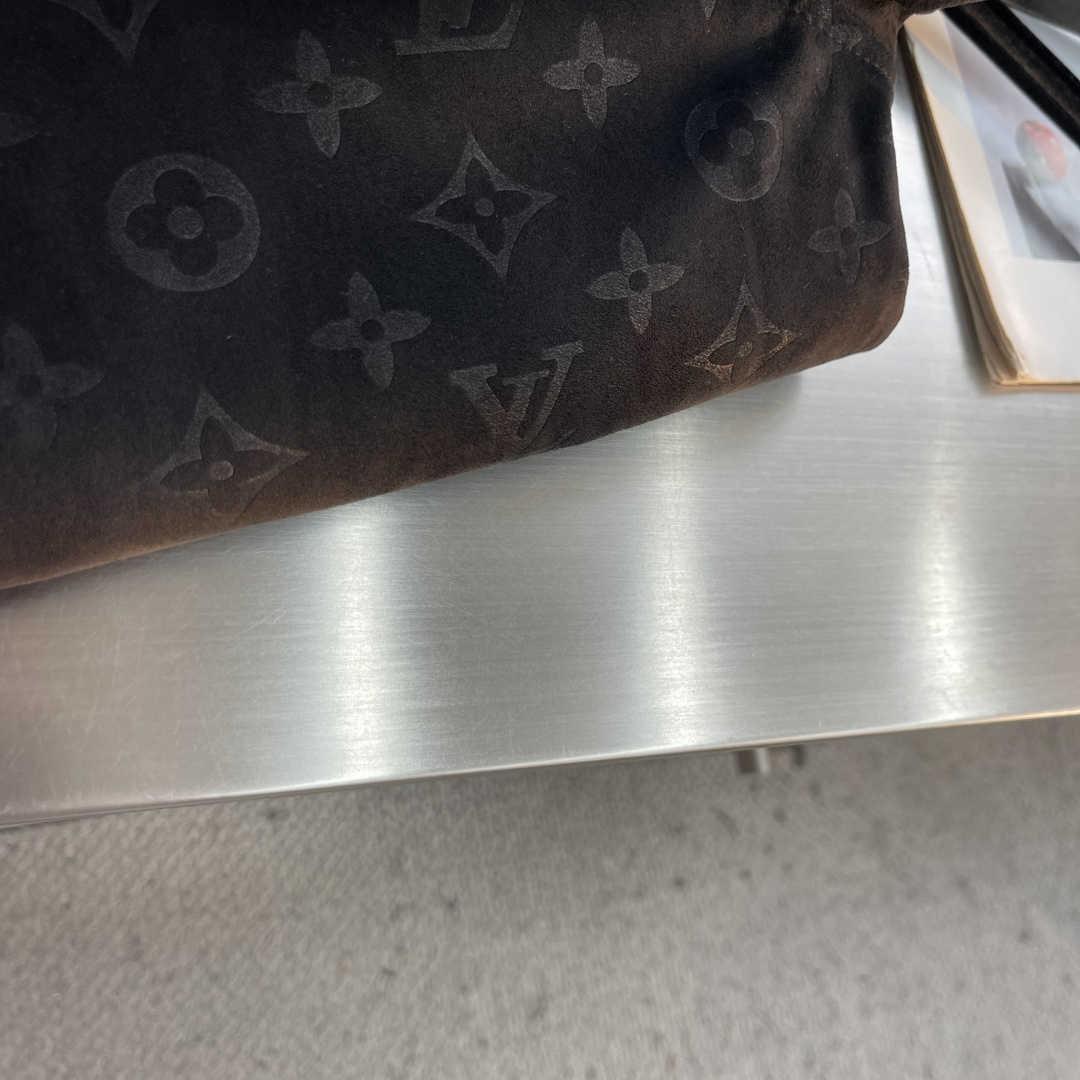 -驴牌 26fw满印压纹标识绒面立领皮衣 定制麂皮科技绒面压纹面料 粘胶混纺精梳棉里布 高温压花 定位裁床 1: -驴牌 26fw满印压纹标识绒面立领皮衣 定制麂皮科技绒面压纹面料 粘胶混纺精梳棉里布 高温压花 定位裁床 1: