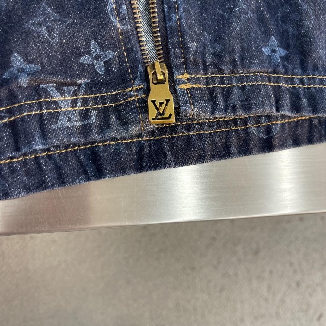 -驴牌 26FW Monogram满印牛仔工装夹克外套 12安赛络纺激光定位烧花面料 定位裁床 雷射激光 成衣洗 -驴牌 26FW Monogram满印牛仔工装夹克外套 12安赛络纺激光定位烧花面料 定位裁床 雷射激光 成衣洗