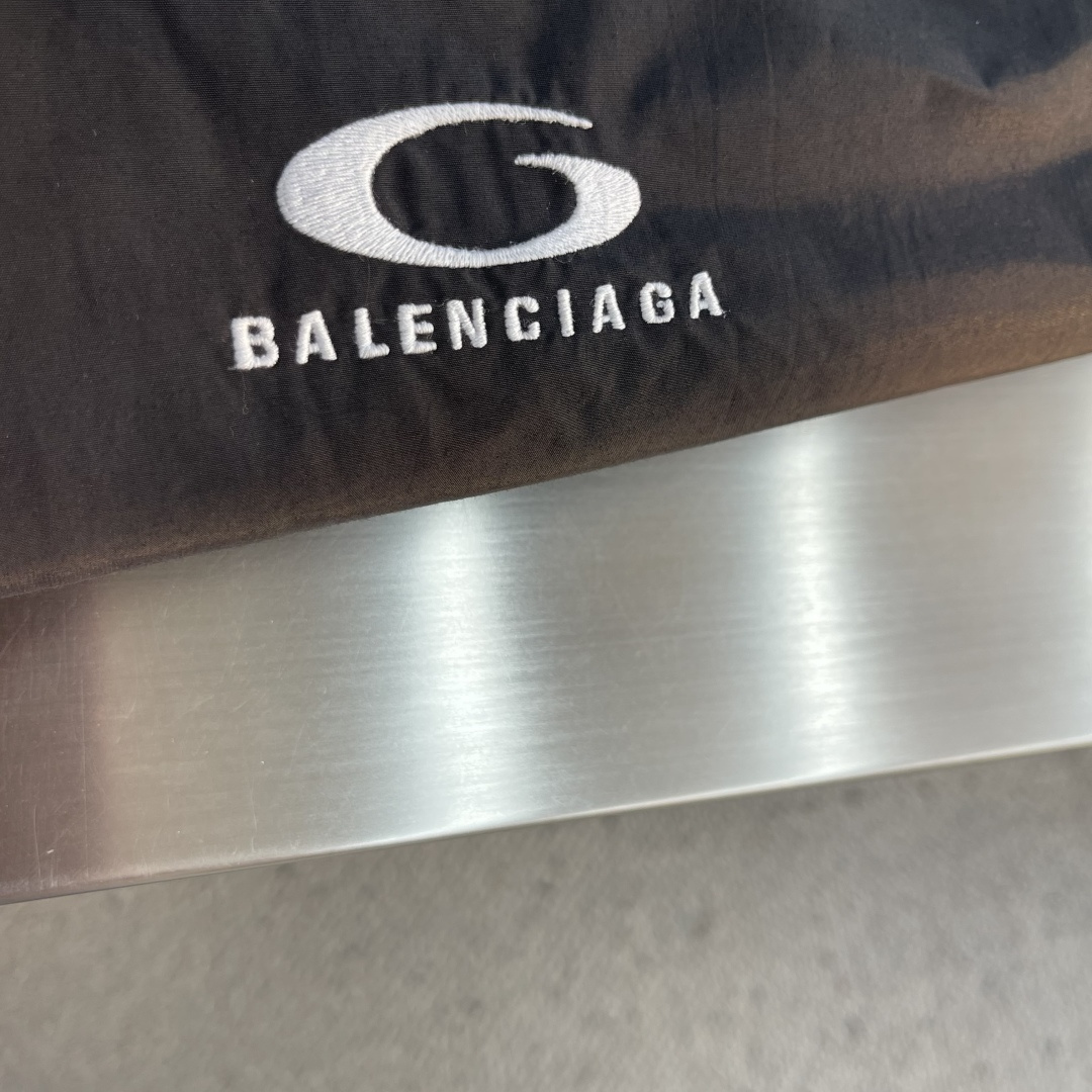 -Balenciag 刺绣Logo科技棉府绸夹克外套 棉质混纺锦纶梭织布 满天星网布 进口刺绣 高温预缩 1:1订 -Balenciag 刺绣Logo科技棉府绸夹克外套 棉质混纺锦纶梭织布 满天星网布 进口刺绣 高温预缩 1:1订