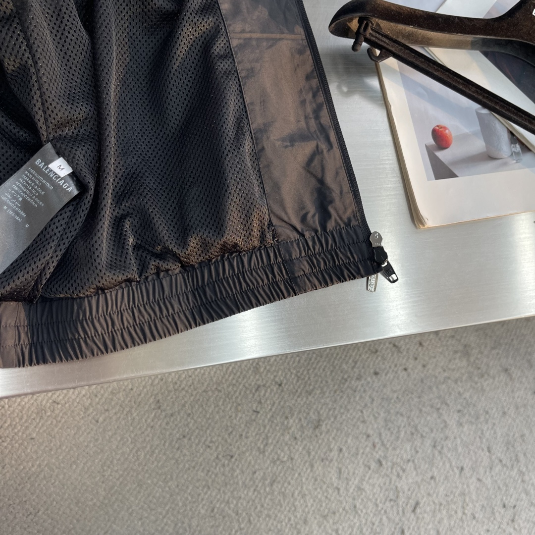 -Balenciag 刺绣Logo科技棉府绸夹克外套 棉质混纺锦纶梭织布 满天星网布 进口刺绣 高温预缩 1:1订 -Balenciag 刺绣Logo科技棉府绸夹克外套 棉质混纺锦纶梭织布 满天星网布 进口刺绣 高温预缩 1:1订