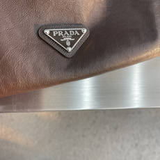 -PRAD 三角标单排扣皮衣 定制宸润鞣序羊皮革 皮纹细腻敛藏 柔韧垂坠 软糯亲肤 砚檀深棕覆裹衣裁 肌理随光影 -PRAD 三角标单排扣皮衣 定制宸润鞣序羊皮革 皮纹细腻敛藏 柔韧垂坠 软糯亲肤 砚檀深棕覆裹衣裁 肌理随光影