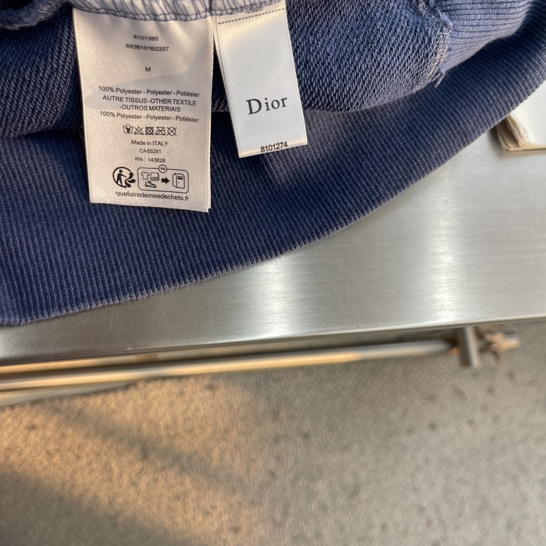 -Dio     刺绣做旧卫衣 定制凝暄贡柔棉 温润软糯 舒适亲肤 曜雾岩灰哑光凝韵 柔绒蕴奢 演绎不张扬的法式高阶松弛