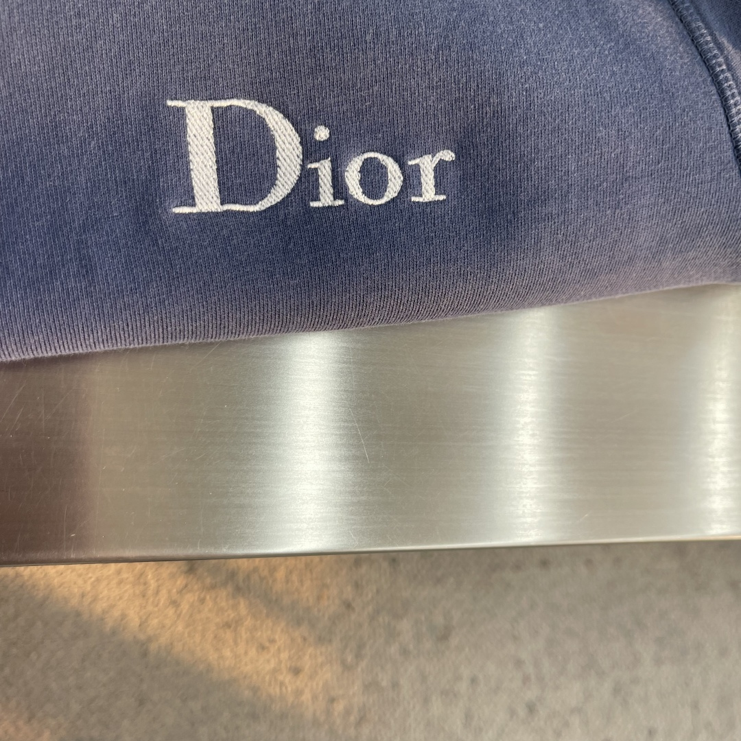 -Dio     刺绣做旧卫衣 定制凝暄贡柔棉 温润软糯 舒适亲肤 曜雾岩灰哑光凝韵 柔绒蕴奢 演绎不张扬的法式高阶松弛