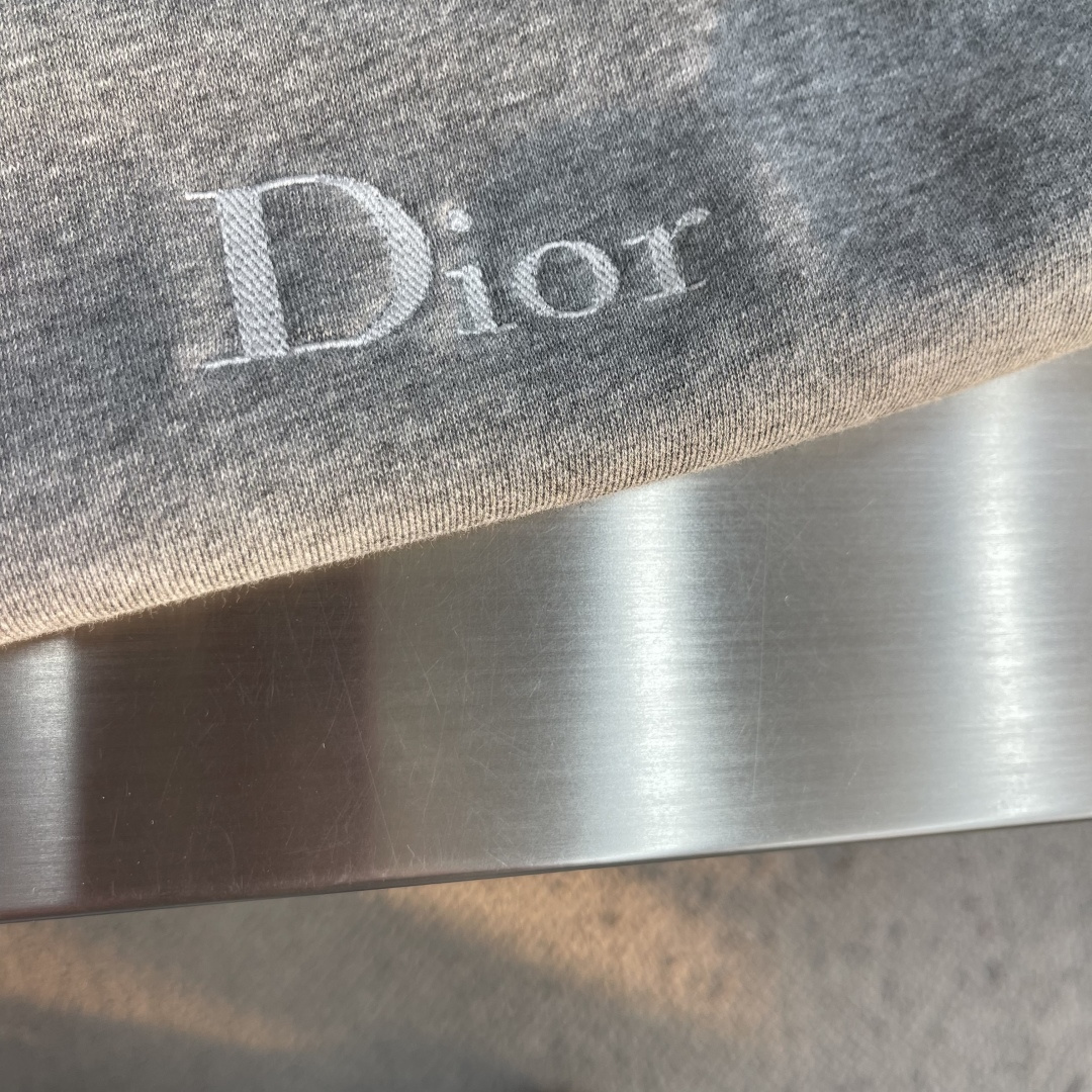 -Dio     刺绣做旧卫衣 定制凝暄贡柔棉 温润软糯 舒适亲肤 曜雾岩灰哑光凝韵 柔绒蕴奢 演绎不张扬的法式高阶松弛