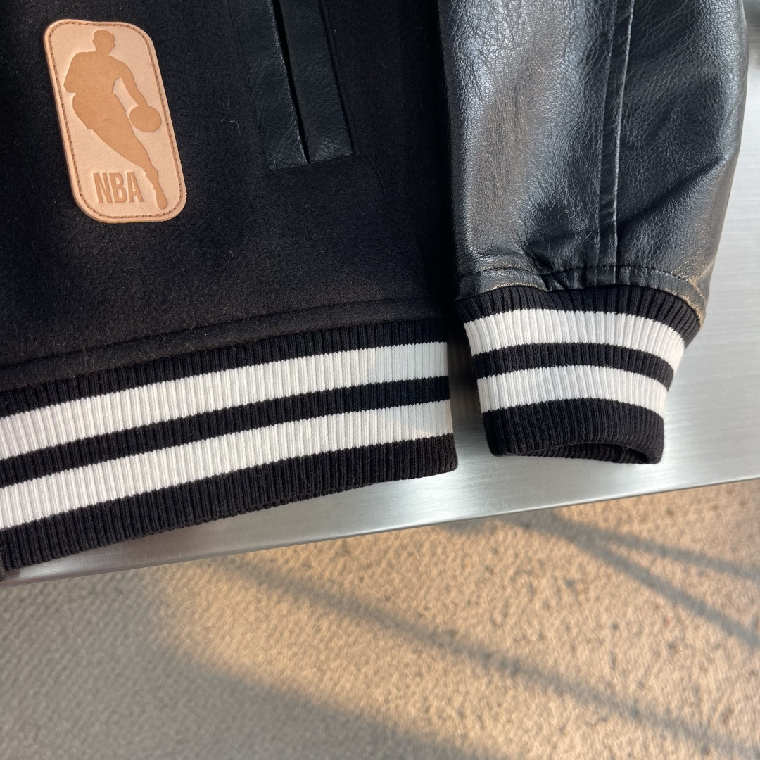 -驴牌 26fw新款皮革夹克解读经典篮球服饰密码,以羊毛和牛皮裁出标准版型,再令刺绣和皮革贴饰展露路易威登标识 -驴牌 26fw新款皮革夹克解读经典篮球服饰密码,以羊毛和牛皮裁出标准版型,再令刺绣和皮革贴饰展露路易威登标识